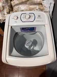 a washing machine with its door open in a room at Loft 4 Mobiliado e Individual com Garagem 3min do centro in Dourados +2 photos