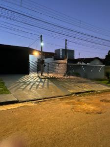 a parking lot at night with a street light at Loft 4 Mobiliado e Individual com Garagem 3min do centro in Dourados