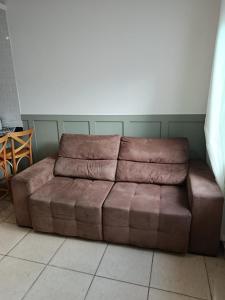 a brown leather couch sitting in a living room at Casa em Sorocaba para até 4 pessoas in Sorocaba
