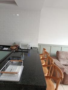 a kitchen with a table with chairs and a couch at Casa em Sorocaba para até 4 pessoas in Sorocaba