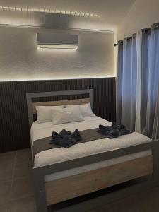 a bedroom with a bed with towels on it at Sloth Bungalows Manzanillo in Manzanillo +7 photos
