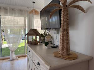 a kitchen with a counter with a palm tree on it at L Effet Mer Cocon climatisé avec terrasse et jardin privés Piscine in Audenge