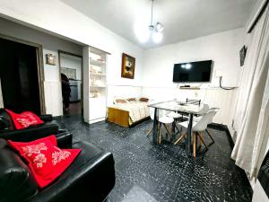 a living room with a couch and a table at La Casa de Pilar - Casa Completa con Cochera y Patio in San Juan