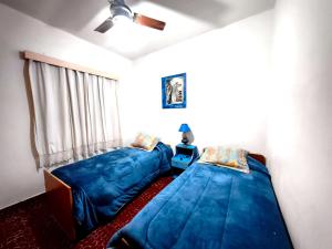 a bedroom with two beds and a ceiling fan at La Casa de Pilar - Casa Completa con Cochera y Patio in San Juan