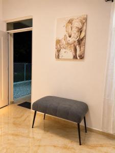 a bench in a room with a painting on the wall at Alojamiento en Miches in Miches