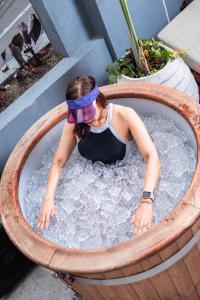 a woman in a tub of water with a mask on at Veca Flats Centenario in Cali +59 photos