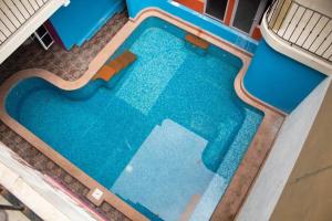 an overhead view of an empty swimming pool at La Gloria Hotel Xilitla in Xilitla
