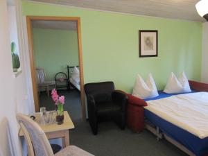 Un pat sau paturi într-o cameră la Pension Mahrets Puppenstube