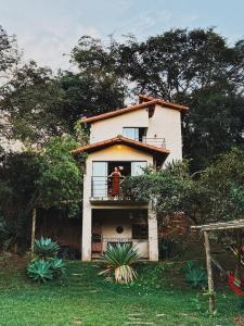 a man standing on the balcony of a house at Vista dos Vales - Vila Real do Vau, próximo a São Gonçalo, Milho Verde, Diamantina in Diamantina