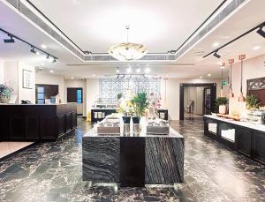a large room with a lobby with a large table at 澳門維景酒店 in Macau +28 photos