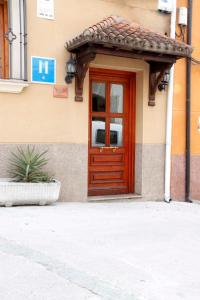 a wooden door on the side of a building at Hosteria Gante in Jarandilla de la Vera