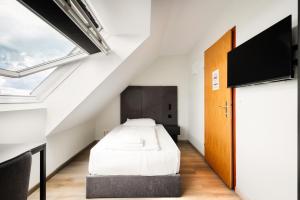 a bedroom with a bed in a attic at Lenas Donau Hotel in Vienna