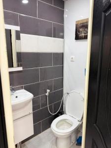 a small bathroom with a toilet and a sink at Elegant Studio - Ideal for Couples in Mazagran