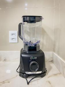 a blender sitting on top of a counter at Pousada Acessus Executivo - Cozinha e Lavanderia in Anápolis