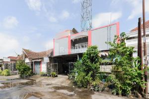 an image of a building at Ombai Guest House 27 Syariah Mitra RedDoorz in Kertapati