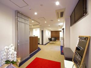 an office with a hallway with a red rug at ホテルリブマックスBudget川崎大師 in Kawasaki