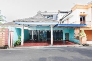 a building on the side of a street at Hotel Idayu Natuna Palembang RedPartner in Palembang +17 photos