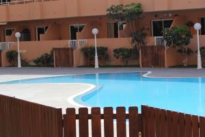 uma piscina em frente a um edifício em Medano Loft em El Médano