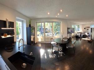 a kitchen and living room with a table and chairs at Ferienhaus Strandnah - Ostseeurlaub in Glowe in Top-Lage in Glowe