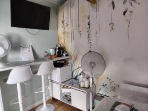 a small room with a desk and a lamp at Parenthèse et spa à deux pas de la place Stanislas in Malzéville +6 photos
