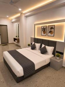 a bedroom with a large bed in a room at Hotel Venue in Ellis Bridge