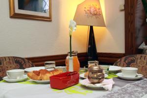 una mesa con un mantel con comida. en B&B Da Gilberto, en Cividale del Friuli