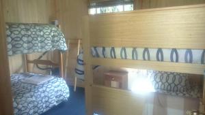 Habitación con 2 literas y 1 cama en Cabaña La Sierra de Cochamó, en Cochamó