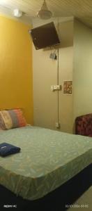 a room with a bed in a room at Sahansa hotel in Nugegoda