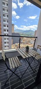 a bench sitting on top of a balcony with a view at apartamento tipo loft en sabaneta in Sabaneta
