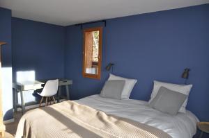 Un pat sau paturi într-o cameră la Chalet Rouge ou Blanc
