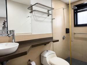 a bathroom with a toilet and a sink at Hotel Habitat San Antonio in Cali +36 photos