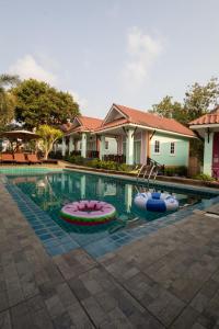 a swimming pool with inflatable boats in a house at ไข่ปูพูลเกาะล้าน in Ko Larn