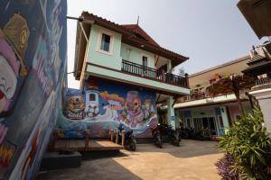 a building with a mural on the side of it at ไข่ปูพูลเกาะล้าน in Ko Larn
