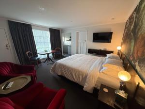 a hotel room with a bed and a table and chairs at Art Deco BNB in Havelock North