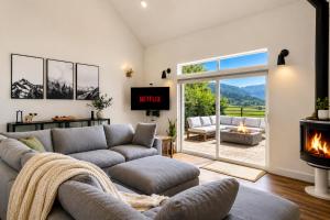 a living room with a couch and a fireplace at LeWeber Haus in Leavenworth