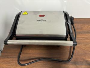 a toaster oven sitting on top of a table at M e M Studio novo 107 in Ipatinga