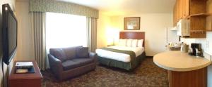 Habitación de hotel con cama y silla en Alaska's Select Inn Wasilla, en Wasilla