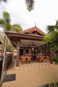 a pavilion with tables and chairs on a patio at ไข่มุกรีสอร์ทเกาะล้าน in Ko Larn