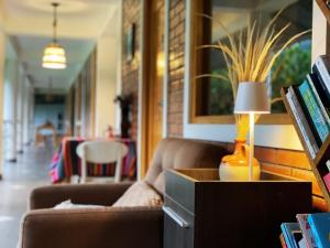 a living room with a couch and a lamp at Runaway Hotel in Carhuaz