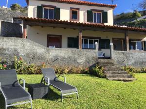 dos sillas en el patio de una casa en Casa da Ovelha I Madeira, en Fajã da Ovelha