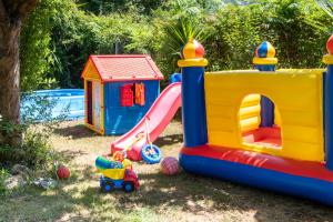 ein Spielplatz mit Spielgerät und Rutsche in der Unterkunft Faros - Drosostalides, Milina in Milína