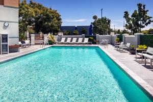 a swimming pool with chaise lounge chairs and a pool at Hyatt Place Dublin/Pleasanton in Dublin