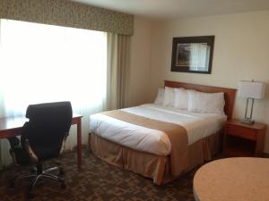 Postel nebo postele na pokoji v ubytování Alaska's Select Inn Wasilla