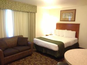 Postel nebo postele na pokoji v ubytování Alaska's Select Inn Wasilla