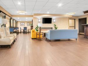 a waiting room with a couch and chairs and tables at Comfort Inn Detroit Downtown in Detroit