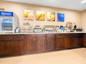 a food counter at a fast food restaurant at Comfort Inn Detroit Downtown in Detroit