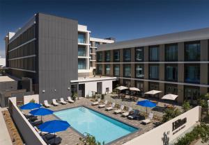 an aerial view of a hotel with a swimming pool and chairs at Hilton Arcadia Los Angeles in Arcadia