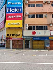 an empty street in front of a building at Shakim hotel in Cukai