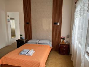 a bedroom with a bed with two towels on it at Stefany Hospedaje in Puerto Ayora