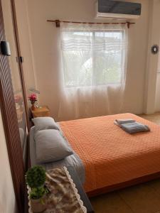 a bedroom with a bed and a window at Stefany Hospedaje in Puerto Ayora
